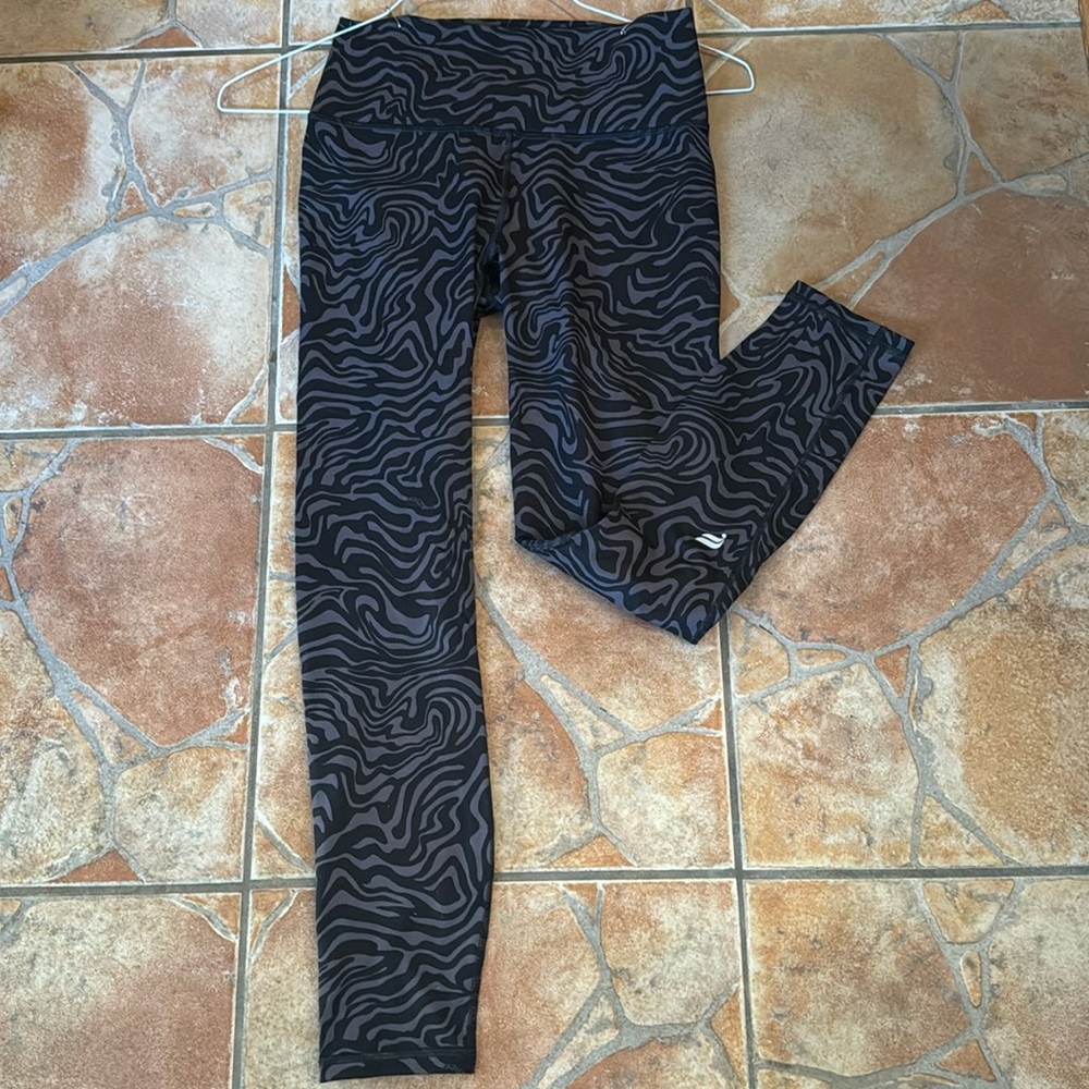 Fabletics black and grey printed yoga pants
